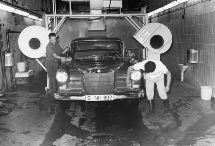 Die Autowäsche: Mercedes-Benz Museum Inside Nr. 20/2020The car wash: Mercedes-Benz Museum Inside No. 20/2020 Czyszczenie Mercedesa w myjni z suszarkami